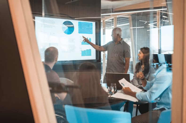 workers presenting seo agency